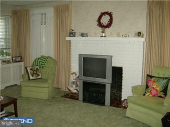 32 Sycamore Road Havertown, PA 19083 - Photo 2 of 12 Living Room