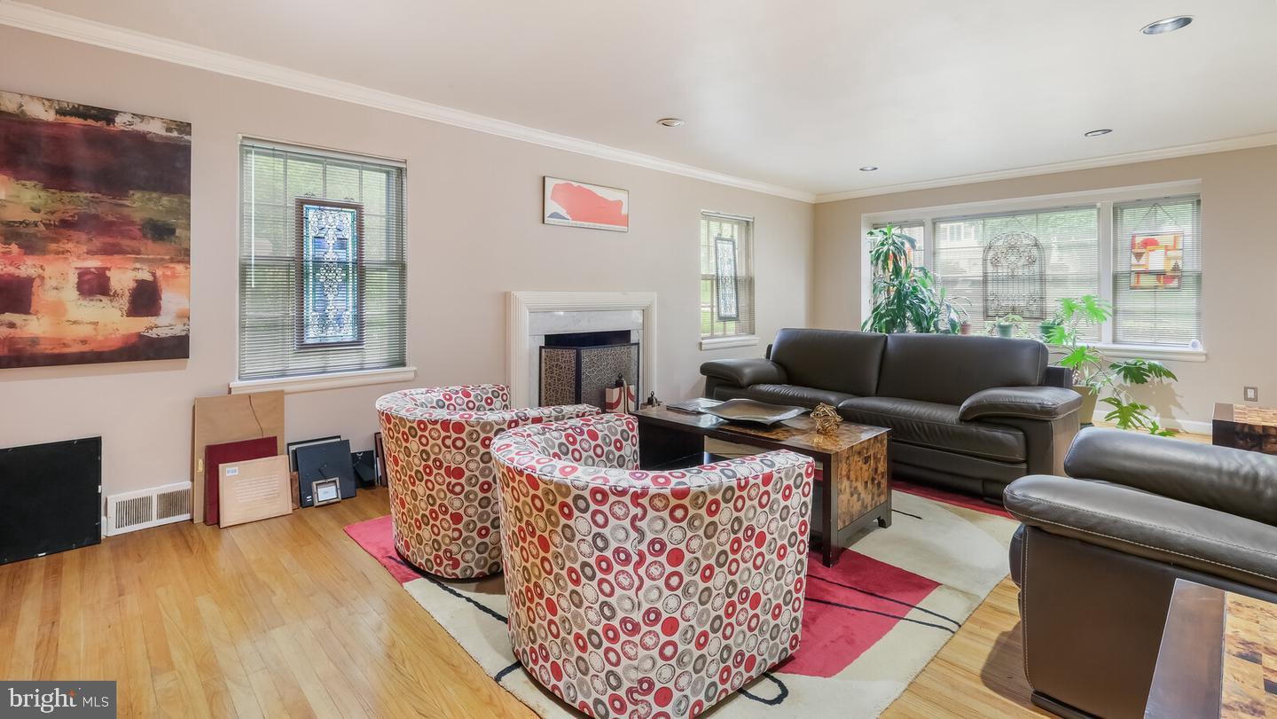 646 Green Briar Road Elkins Park, PA 19027 - Photo 3 of 28 Living Room