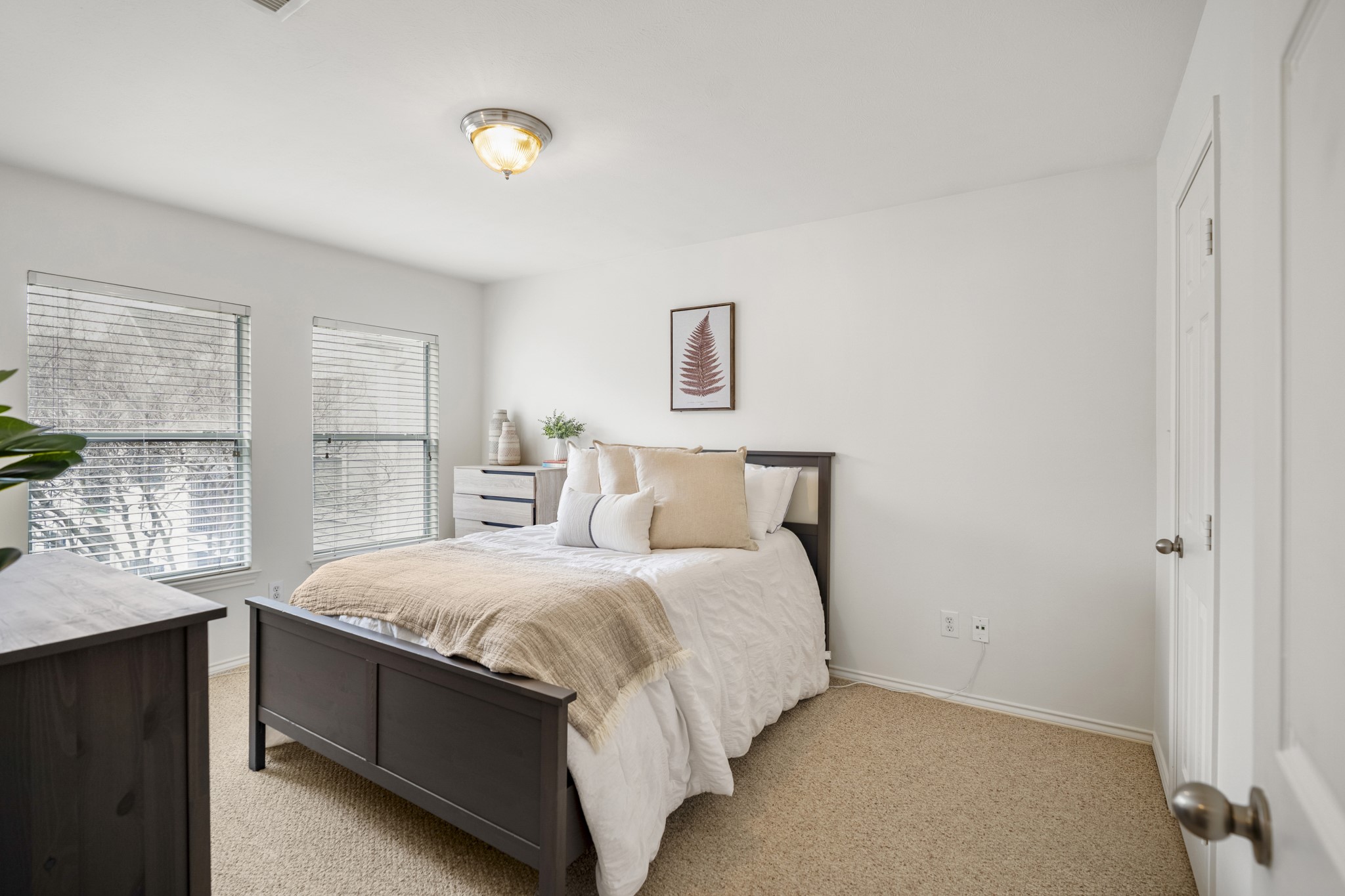 3209 Chenevert Street Houston, TX 77004 - Photo 19 of 32 Flexible secondary bedroom perfect for work-from-home or visiting guests.