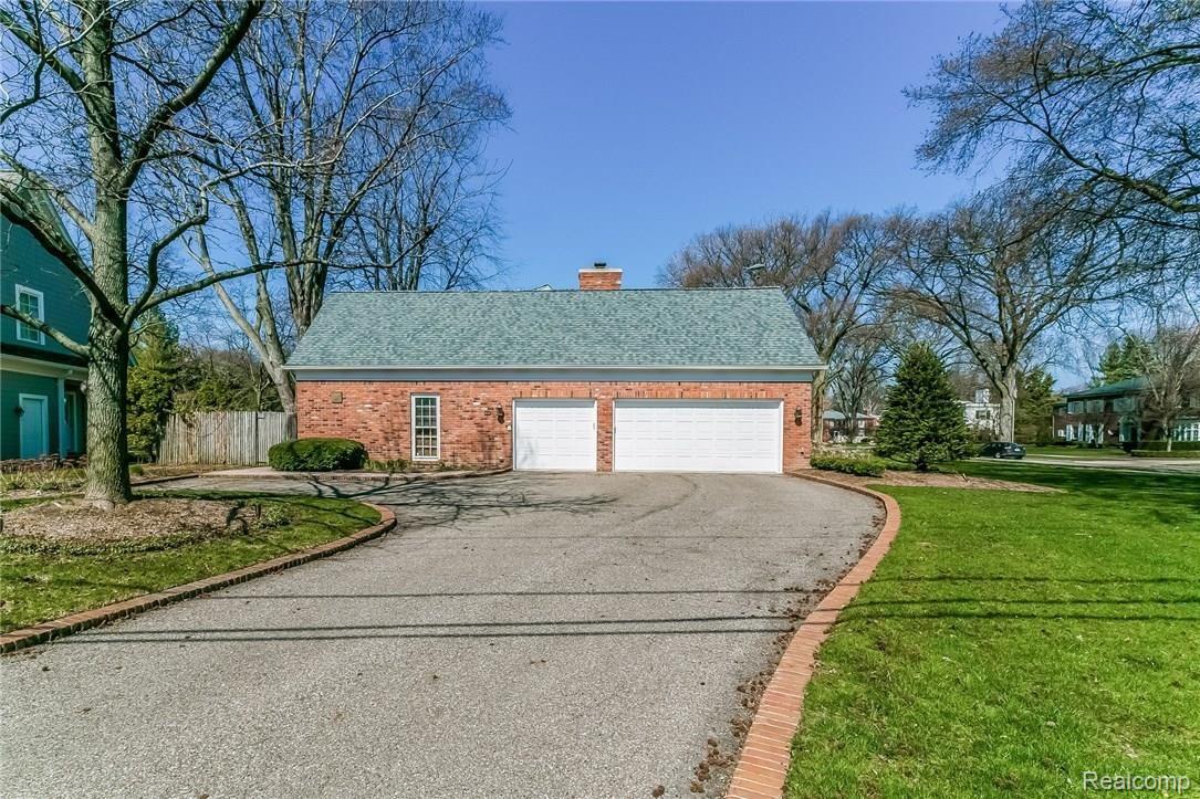 61 Lothrop Road Grosse Pointe, MI 48236 - Photo 49 of 57 043-Garage-2618055-medium.jpg