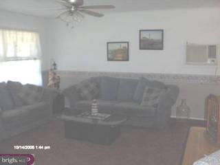 33 Maroon Road Levittown, PA 19056 - Photo 3 of 6 Gallery Image 3