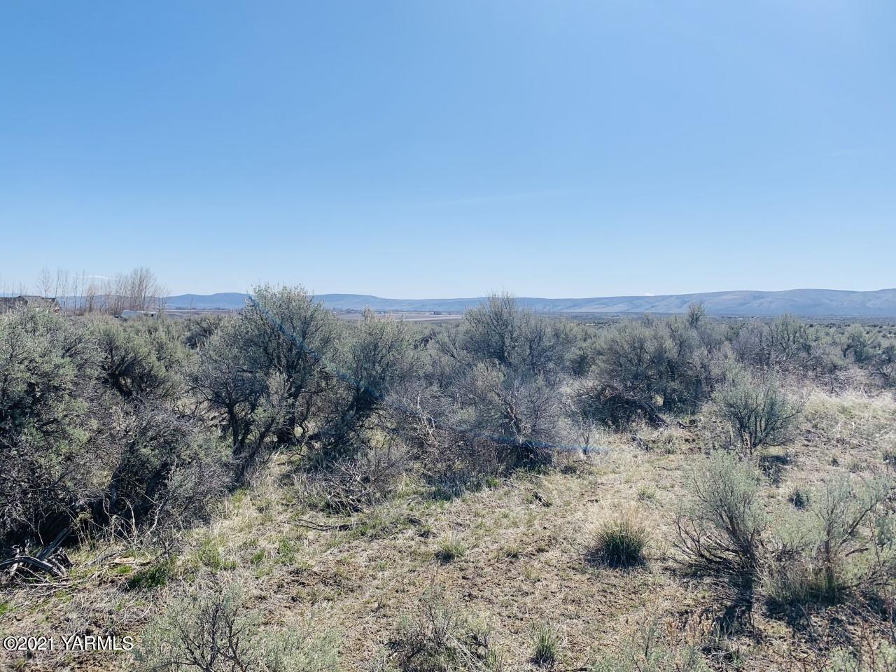 Nna Black Hawk Road Yakima, WA 98908 - Photo 3 of 5 a view of a dry field