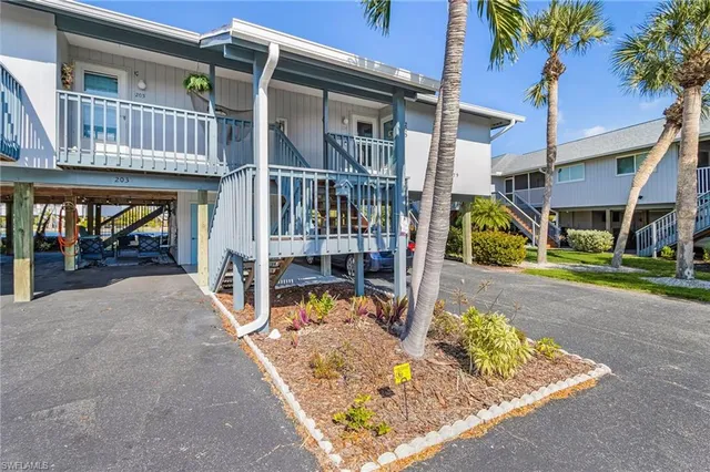 a view of small yard in front of building