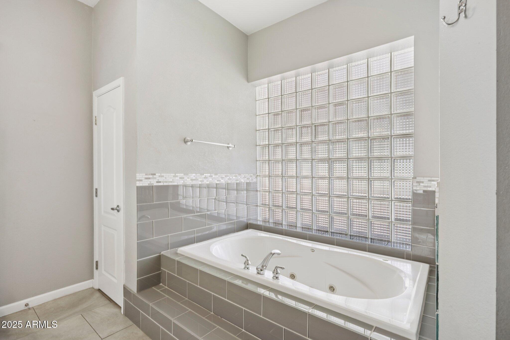 702 West Why Worry Lane Phoenix, AZ 85021 - Photo 21 of 46 a bathroom with a bathtub