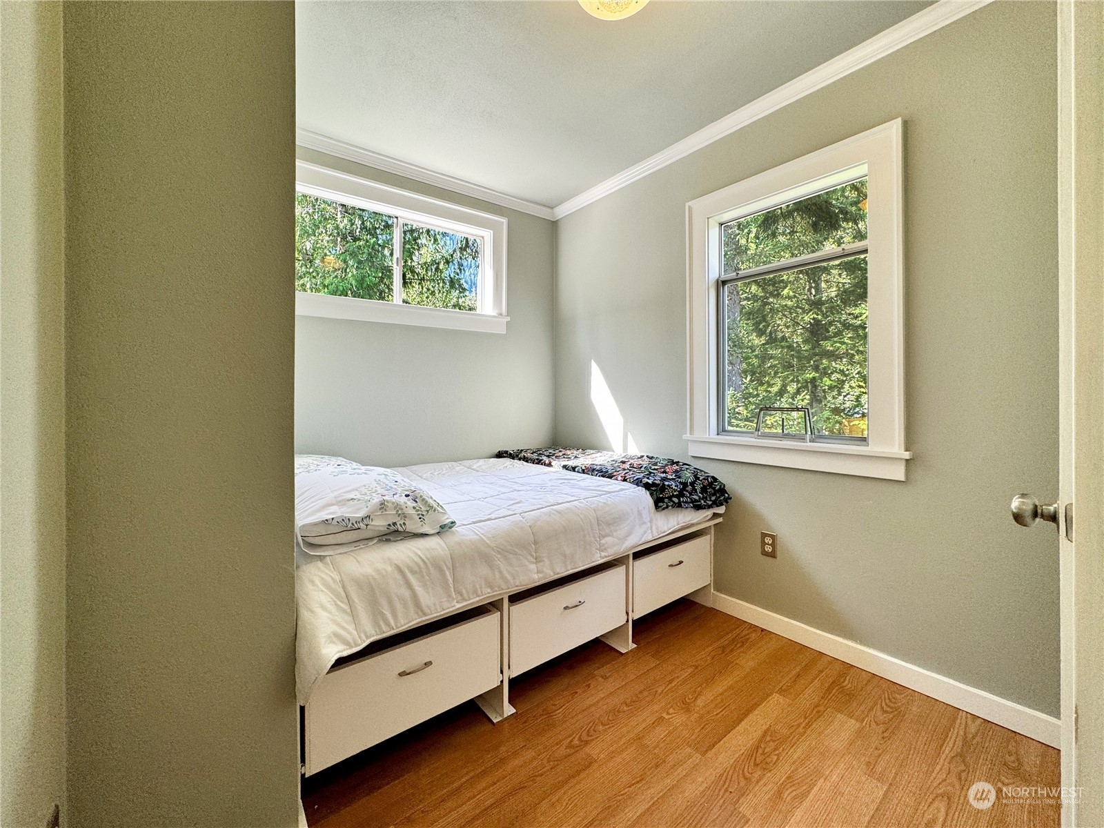 51603 South Riverside Road Gold Bar, WA 98251 - Photo 28 of 38 a bedroom with a bed and a window