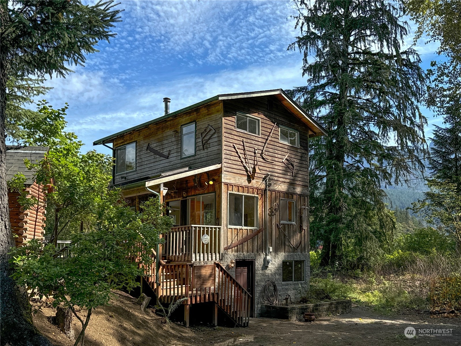 51603 South Riverside Road Gold Bar, WA 98251 - Photo 33 of 38 a front view of a house with plants