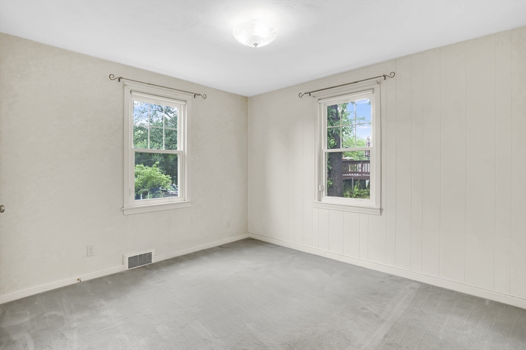 328 Hartwick Street Springfield, MA 01108 - Photo 17 of 37