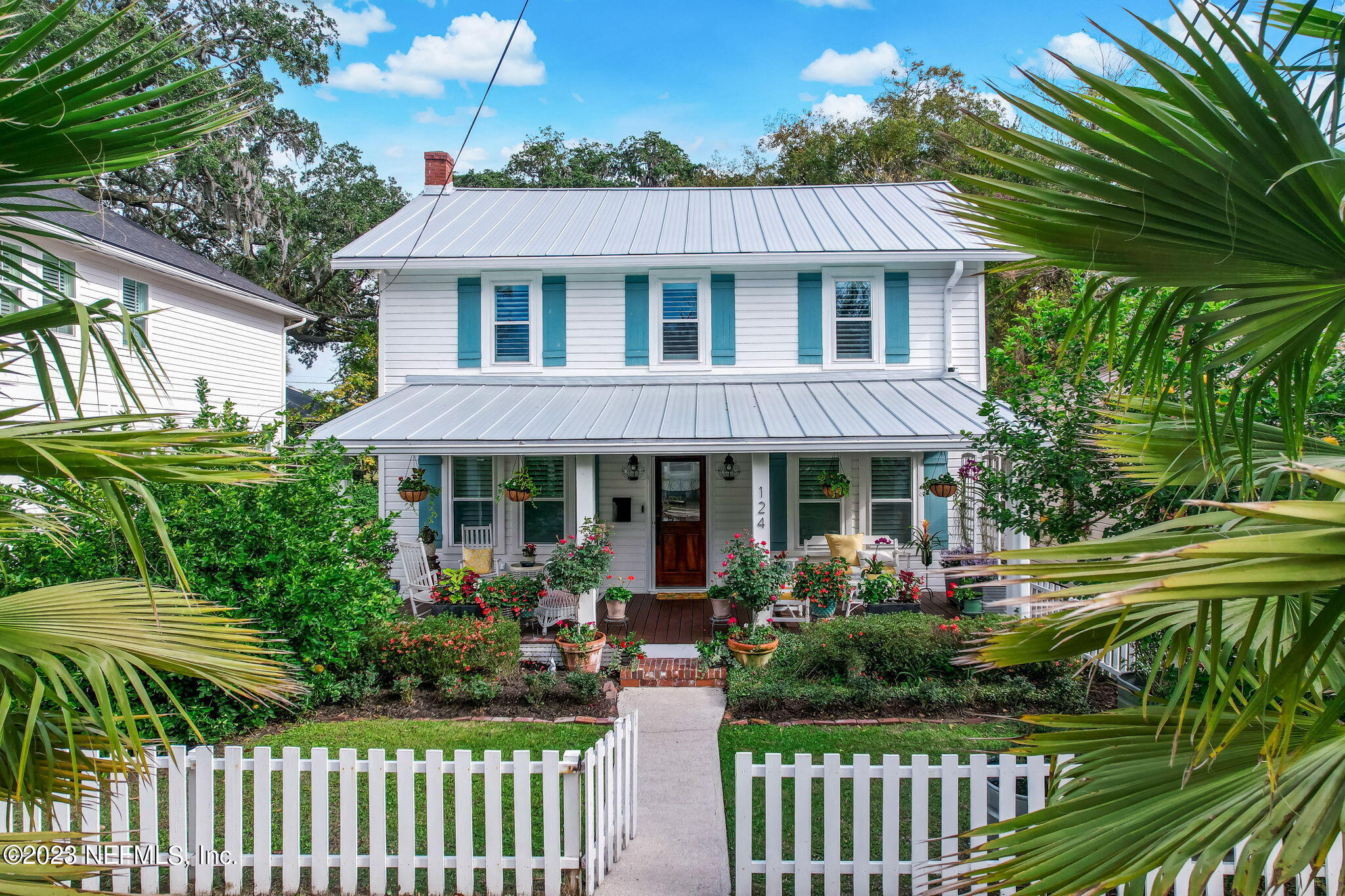 124 South 5th Street Fernandina Beach, FL 32034 - Photo 2 of 60 a front view of a house with a garden