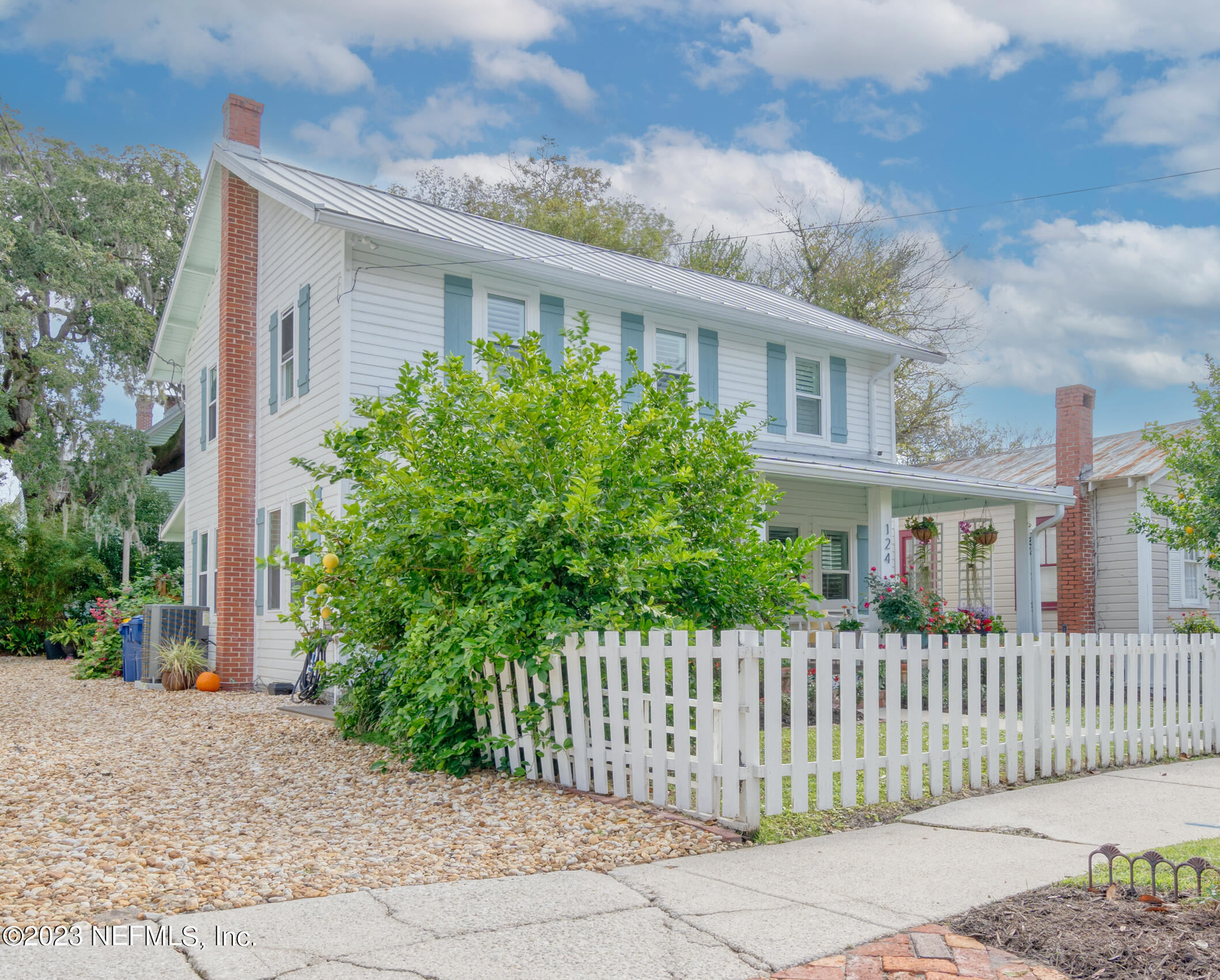 124 South 5th Street Fernandina Beach, FL 32034 - Photo 50 of 60 a front view of a house with a garden