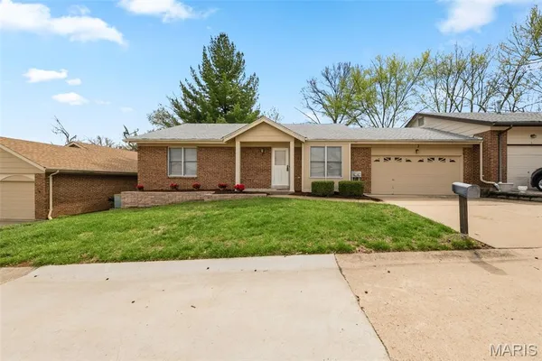 $189,000 | 2 East Tarpon Court, Florissant, MO 63033