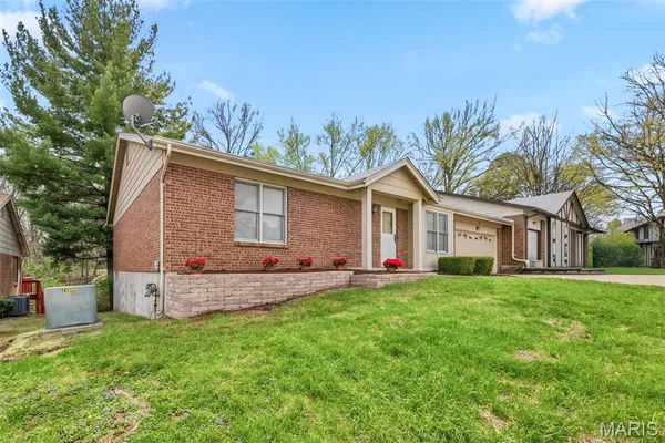 $189,000 | 2 East Tarpon Court, Florissant, MO 63033