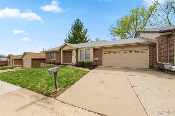 $189,000 | 2 East Tarpon Court, Florissant, MO 63033