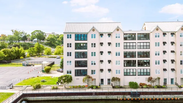 $750,000 | 260 Water Street, Unit 5E, St. Joseph, MI 49085