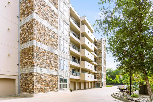$750,000 | 260 Water Street, Unit 5E, St. Joseph, MI 49085