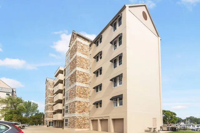 $750,000 | 260 Water Street, Unit 5E, St. Joseph, MI 49085