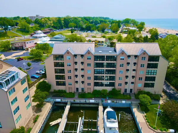 $750,000 | 260 Water Street, Unit 5E, St. Joseph, MI 49085