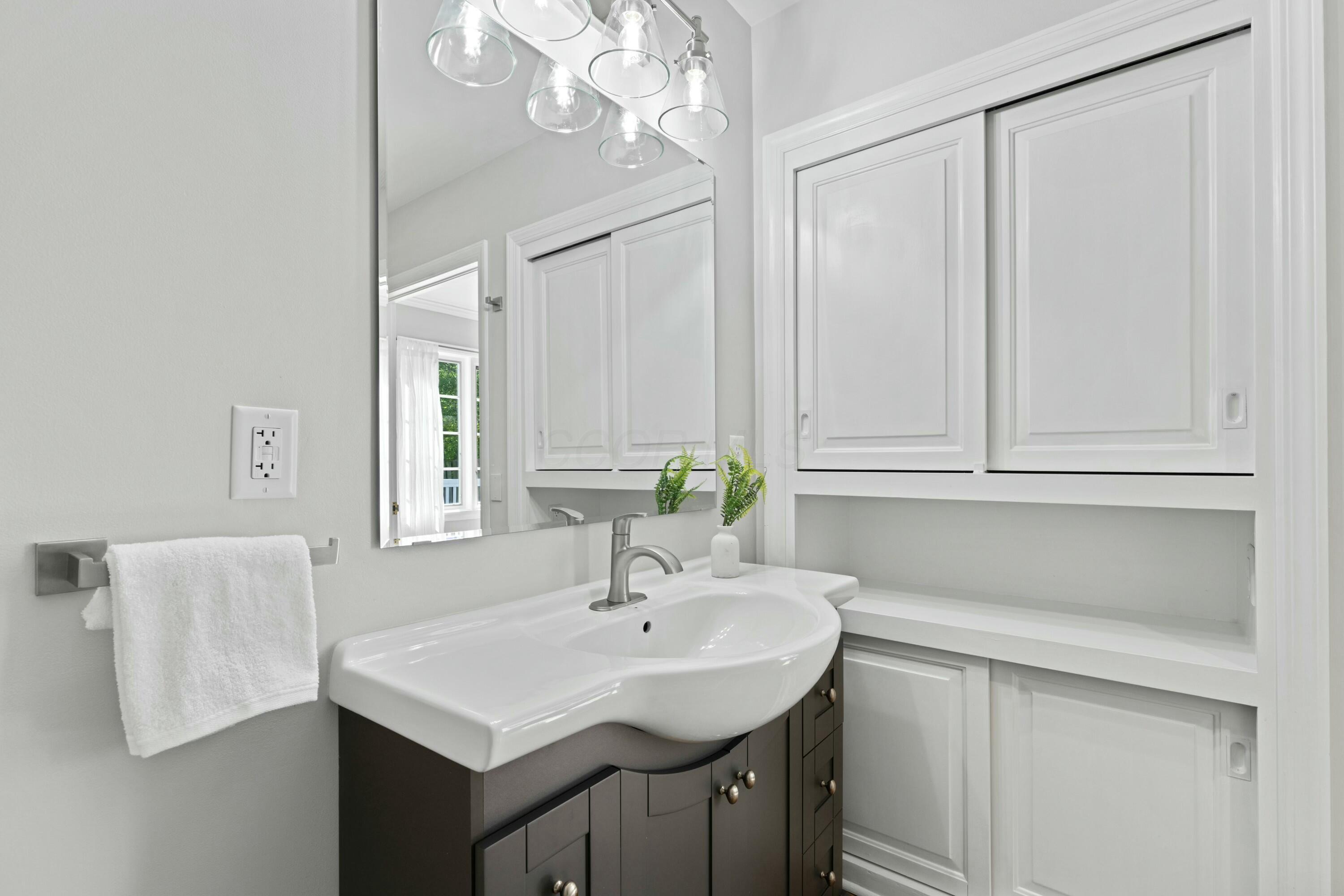 2597 York Road Upper Arlington, OH 43221 - Photo 32 of 71 Primary Bathroom