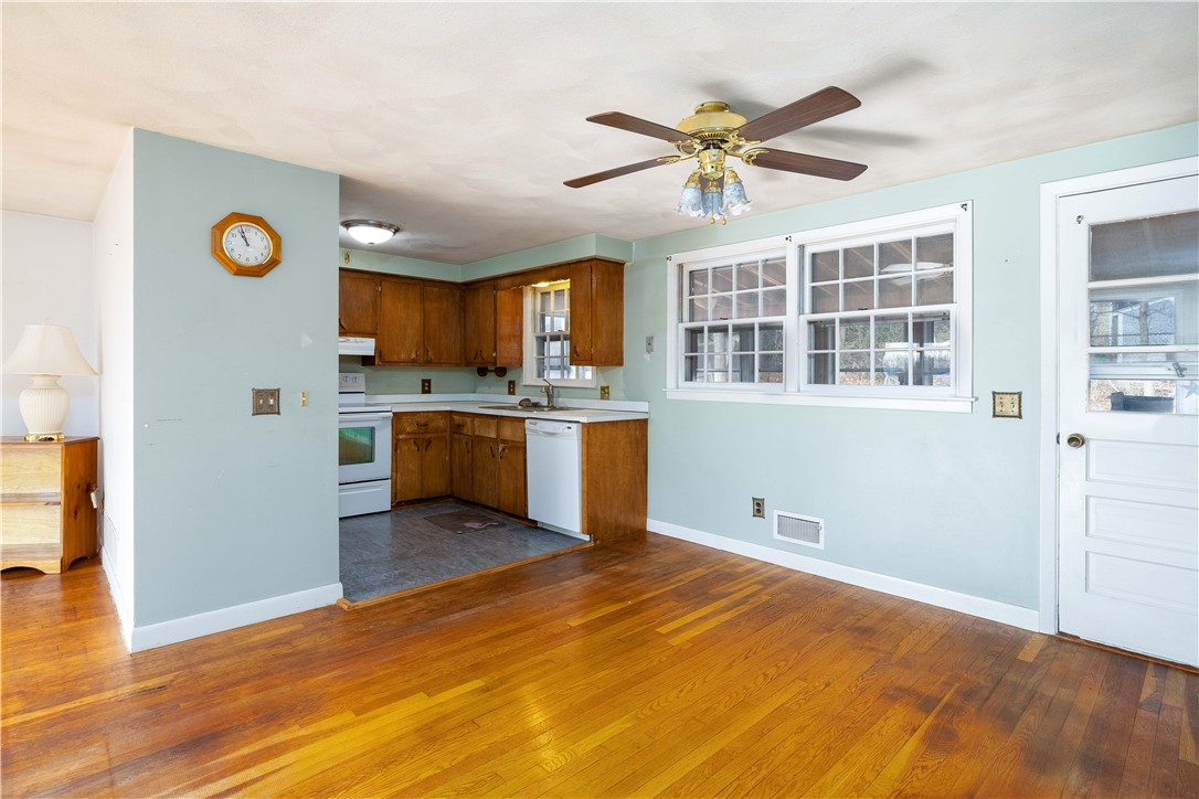 51 Winthrop Road Warwick, RI 02888 - Photo 4 of 26