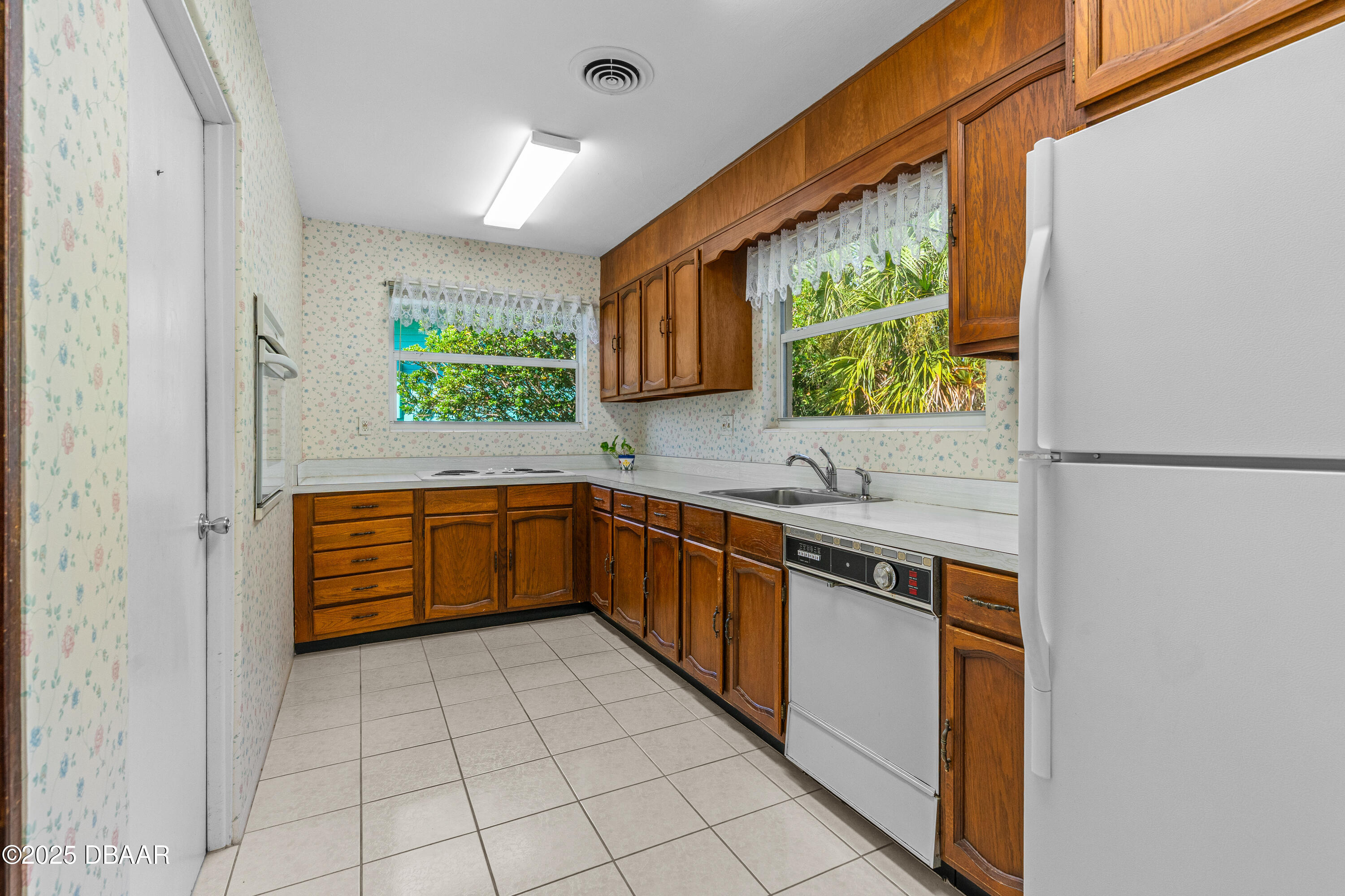 596 South Ridgewood Avenue Ormond Beach, FL 32174 - Photo 16 of 41 596 S. Ridgewood -19