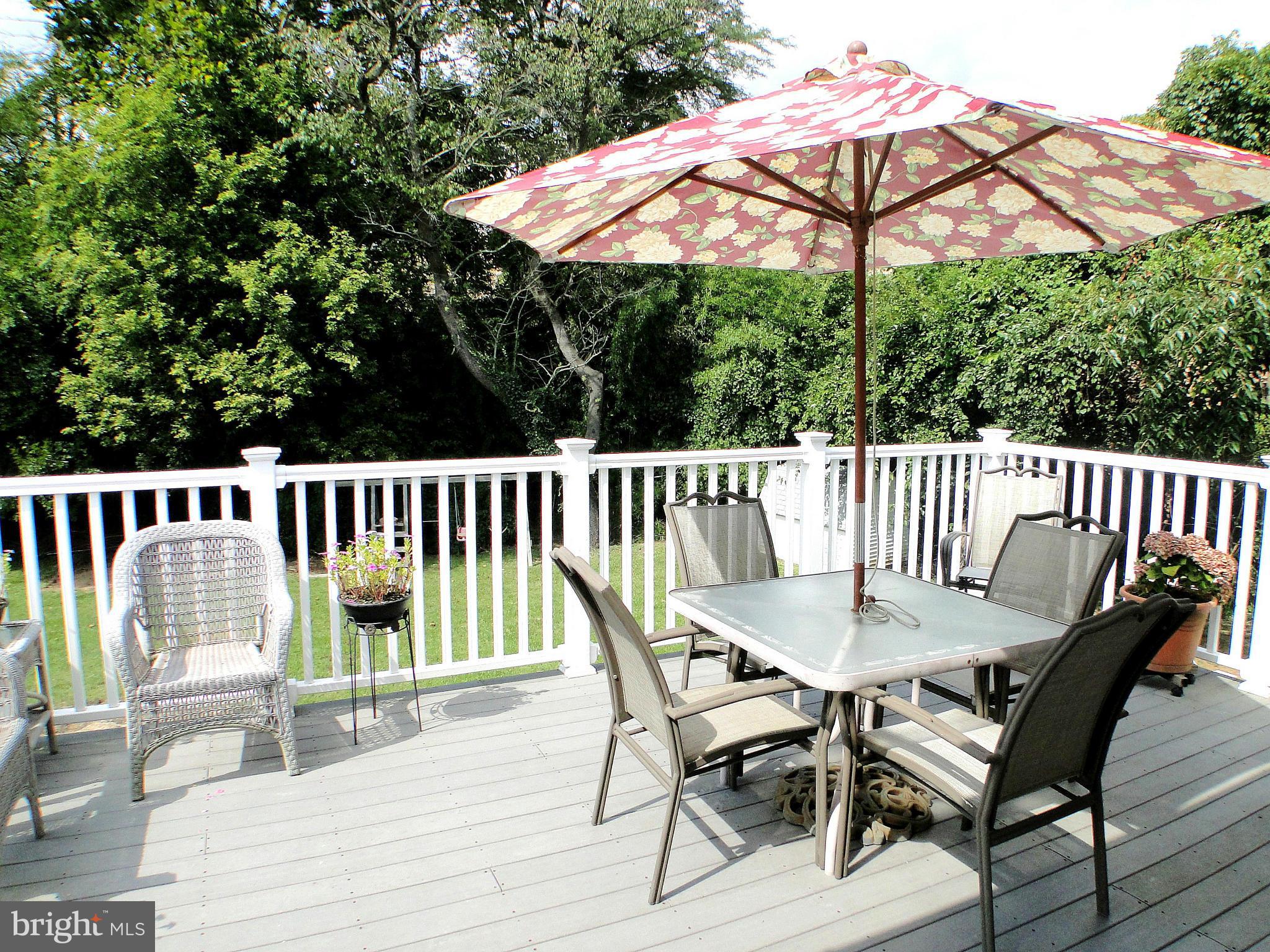 8324 Thornton Road Towson, MD 21204 - Photo 27 of 30 18 x 12 Trex Deck