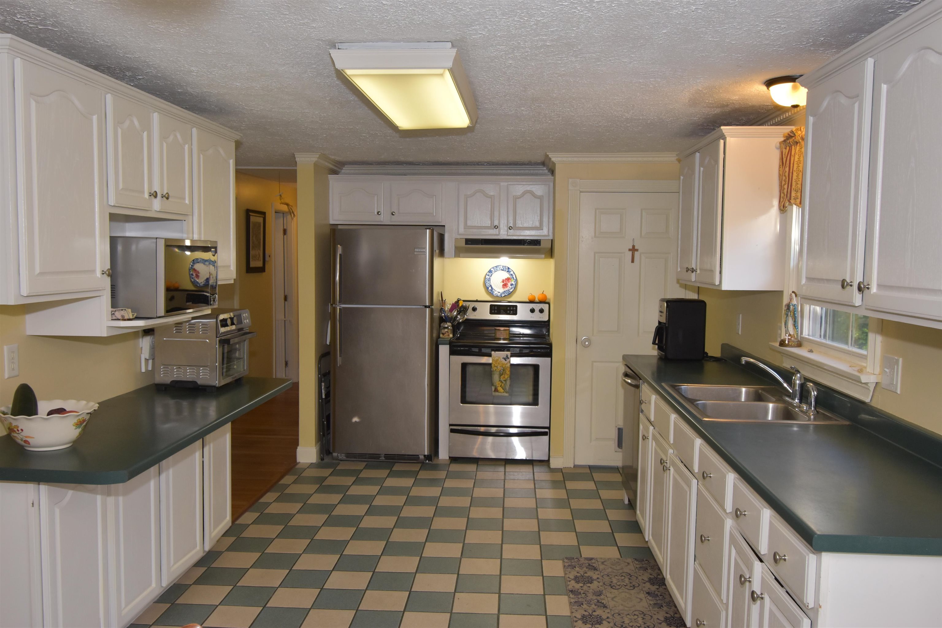 114 Raymond Road Auburn, NH 03032 - Photo 8 of 40 Gallery Image 8