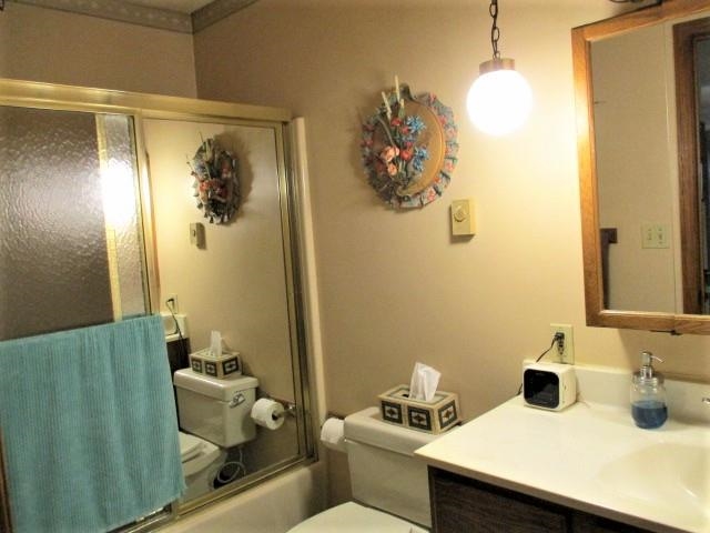 954 Winborne Road Lake Summerset, IL 61019 - Photo 14 of 26 a bathroom with a sink and mirror with toilet