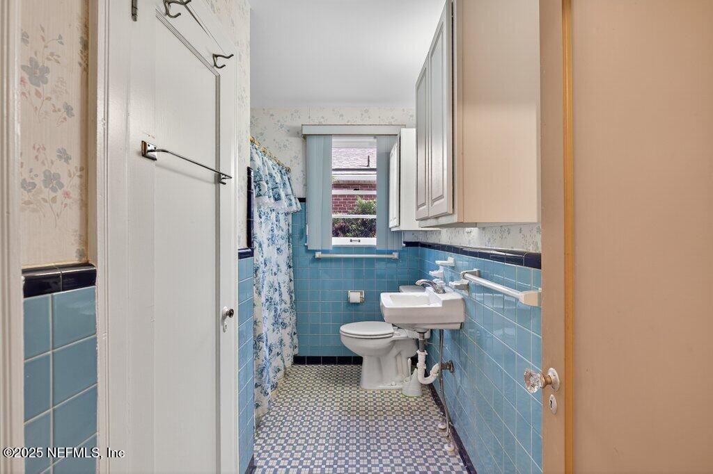 1111 Inwood Terrace Jacksonville, FL 32207 - Photo 27 of 46 a bathroom with a sink toilet and shower