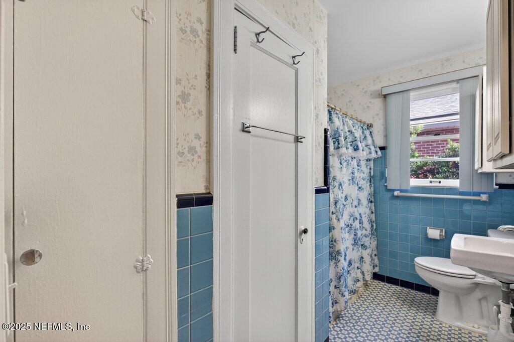 1111 Inwood Terrace Jacksonville, FL 32207 - Photo 28 of 46 a bathroom with a toilet sink and shower
