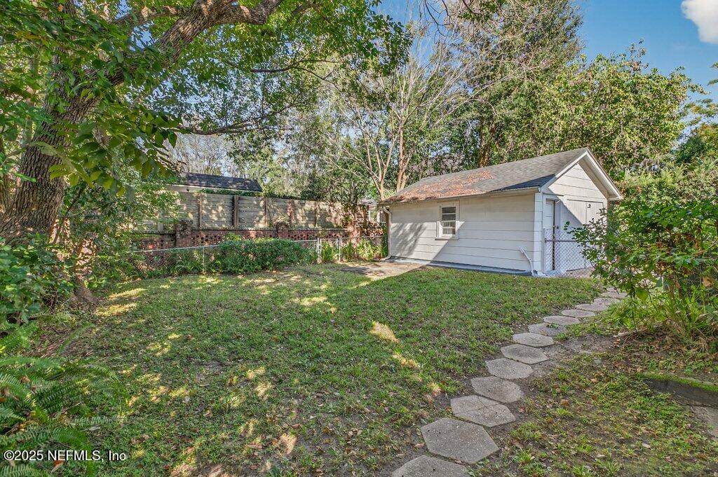 1111 Inwood Terrace Jacksonville, FL 32207 - Photo 37 of 46 a backyard of a house with lots of green space