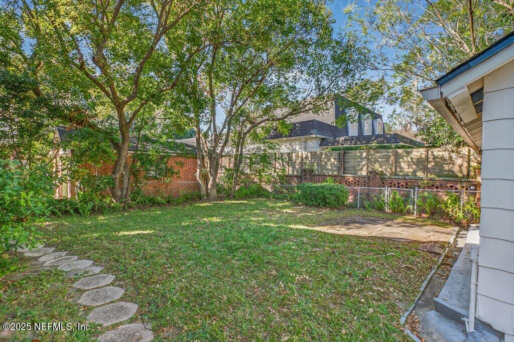 1111 Inwood Terrace Jacksonville, FL 32207 - Photo 40 of 46 a view of a backyard with large trees