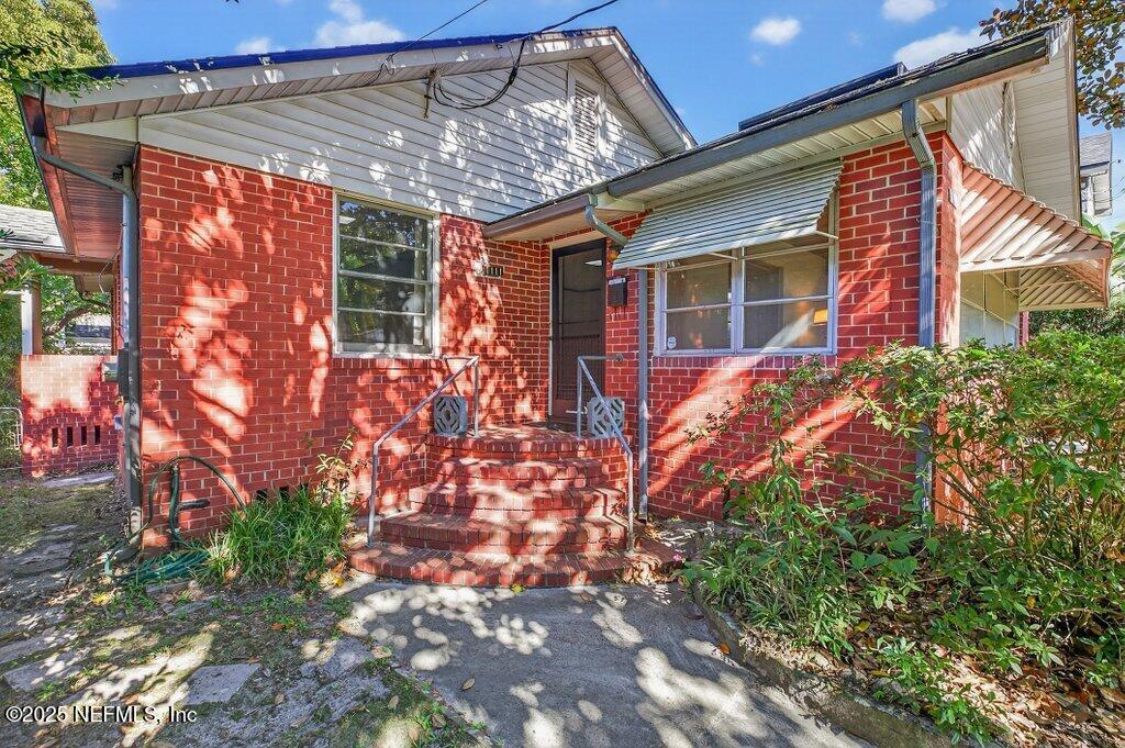 1111 Inwood Terrace Jacksonville, FL 32207 - Photo 5 of 46 a view of a backyard with plants
