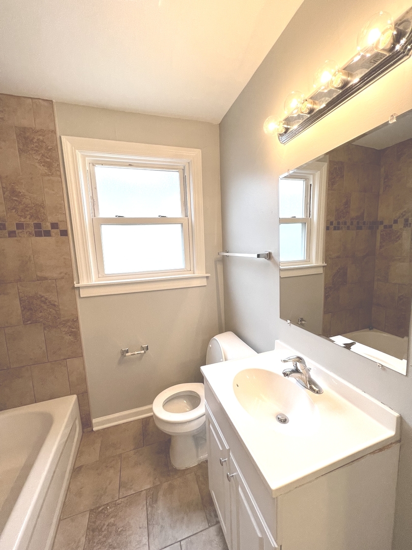 4409 Home Avenue Stickney, IL 60402 - Photo 13 of 21 a bathroom with a sink toilet and bathtub