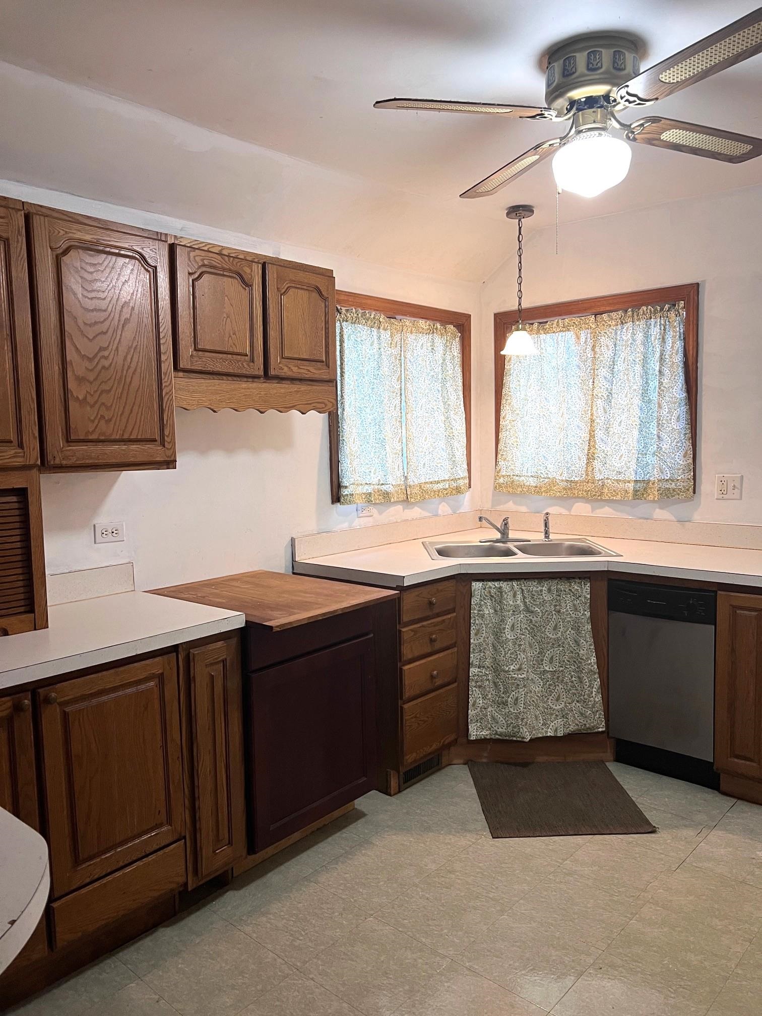 200 West Rolfe Street Perry, MI 48872 - Photo 7 of 16 50168925-e10b1c43-dbae-4bac-9189-a198f41a62df.JPG