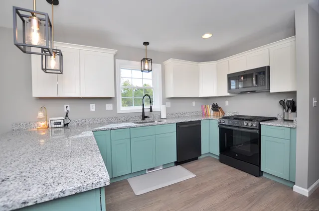 $575,000 | 34 West River Road, East Windsor, CT 06088