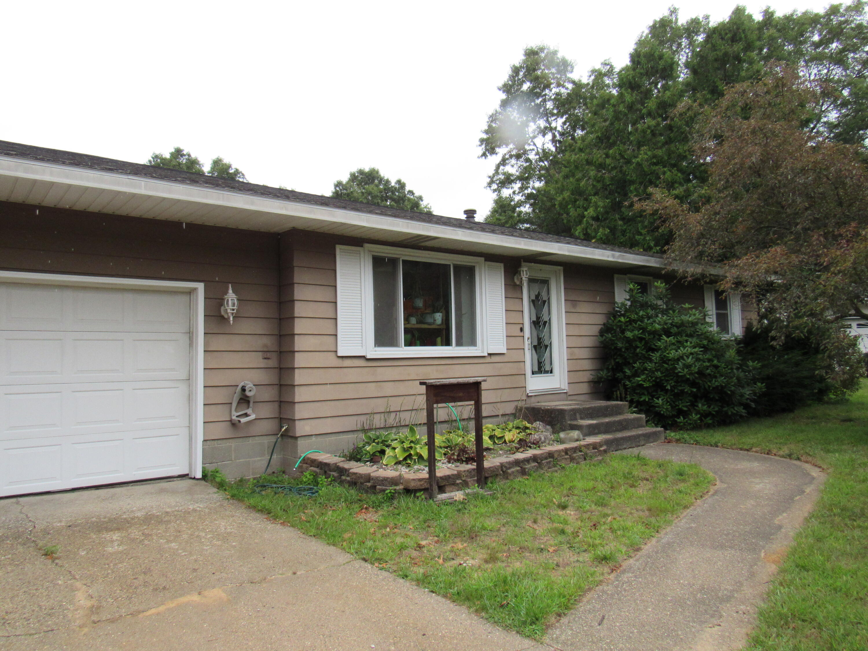 1575 Vesta Road Muskegon, MI 49445 - Photo 3 of 29 Front of House
