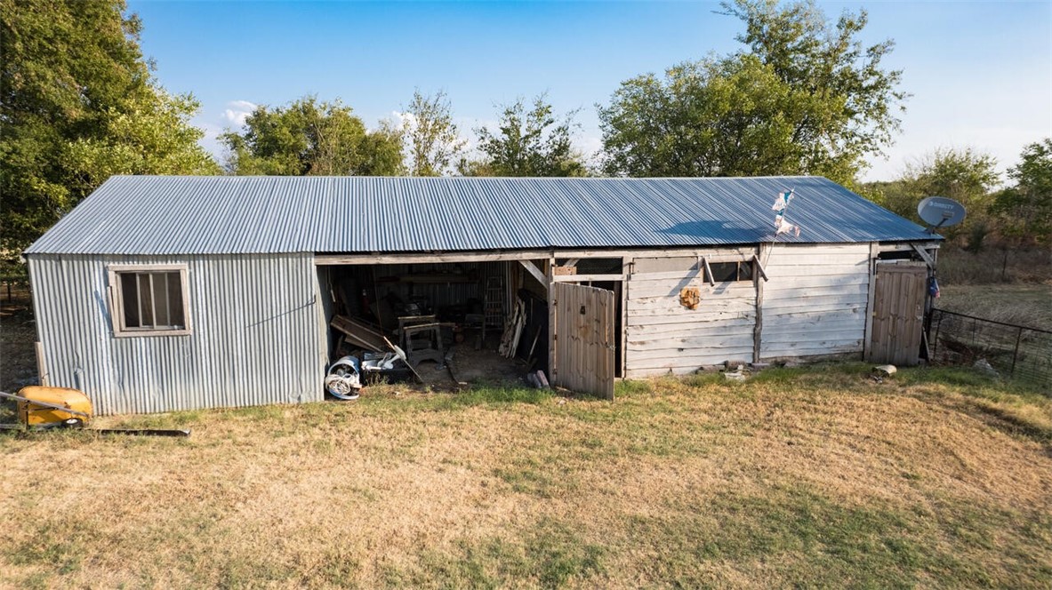 119 Hcr 3276 Rd Mount North Mount Calm, TX 76673 - Photo 11 of 20 a view of a barn house and a yard