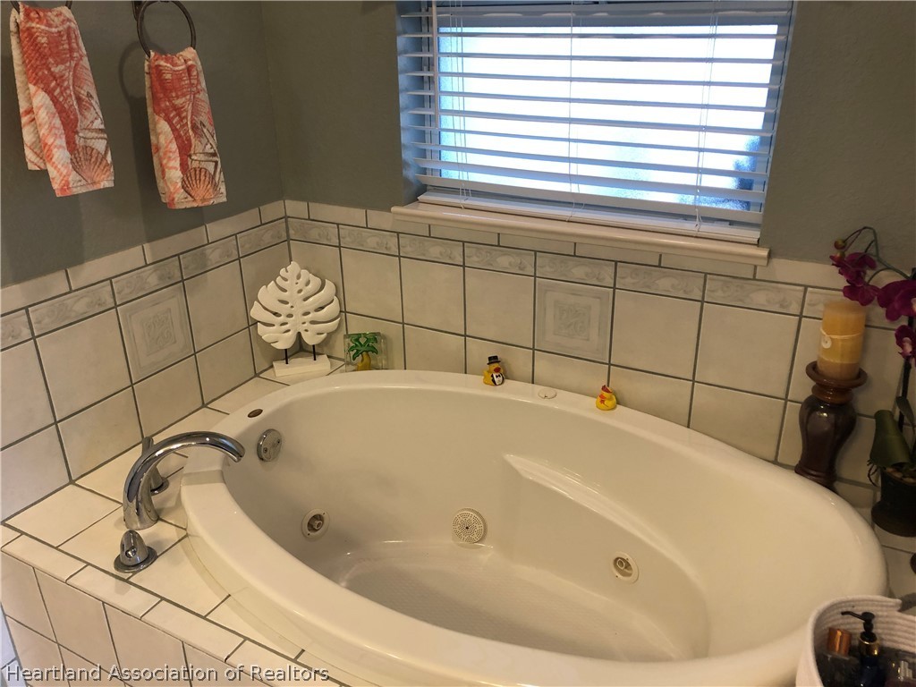 1208 Lakeside Way Sebring, FL 33875 - Photo 11 of 29 a bathroom with a tub
