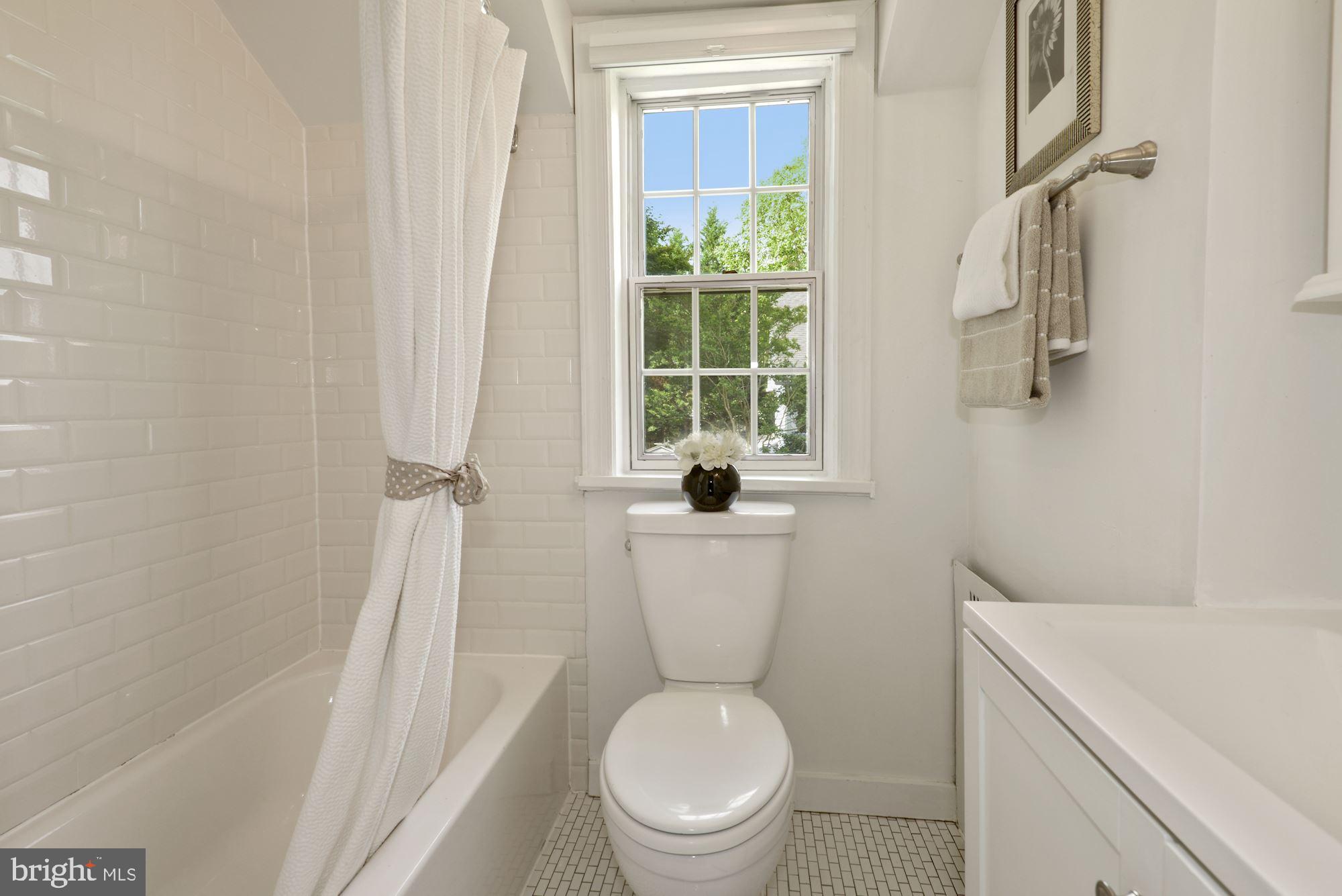 4724 River Road Bethesda, MD 20816 - Photo 23 of 42 UL BA with shower/tub combo
