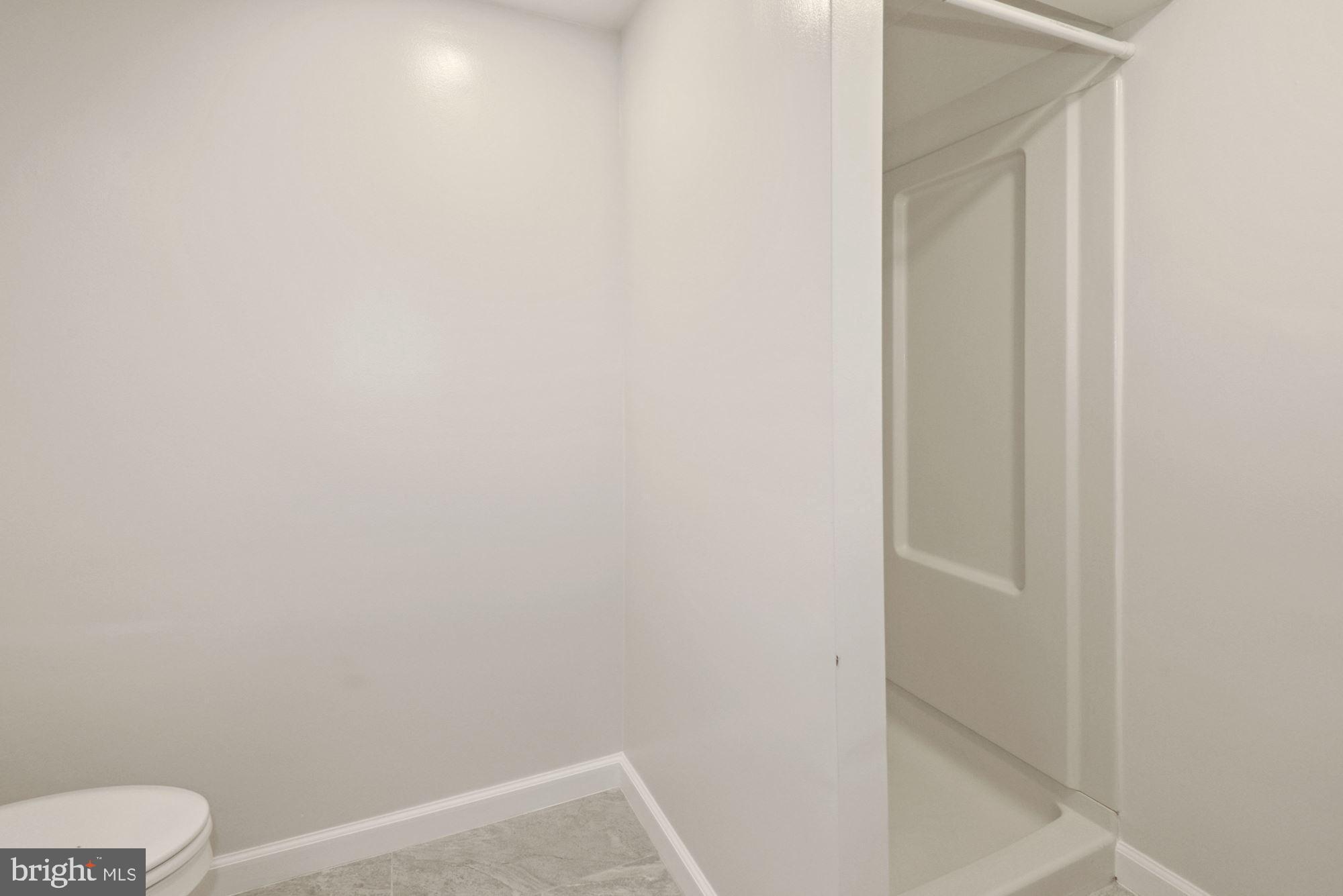 4724 River Road Bethesda, MD 20816 - Photo 29 of 42 LL BA shower stall
