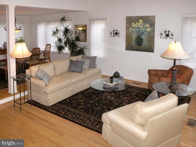 11200 Center Post Court Reston, VA 20194 - Photo 5 of 30 a living room with furniture and a lamp