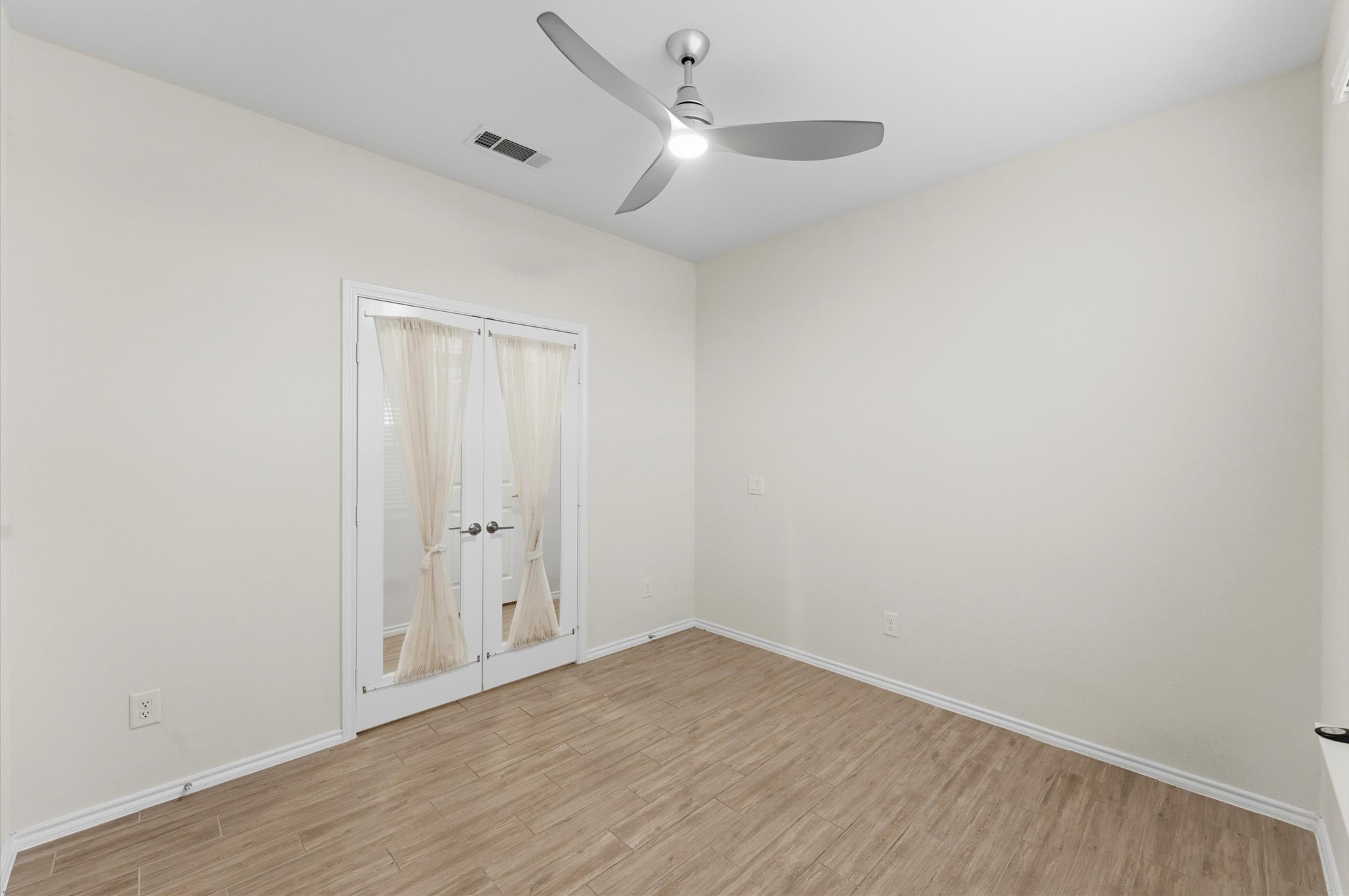1822 Calabasas Way Houston, TX 77080 - Photo 11 of 32 wooden floor in an empty room