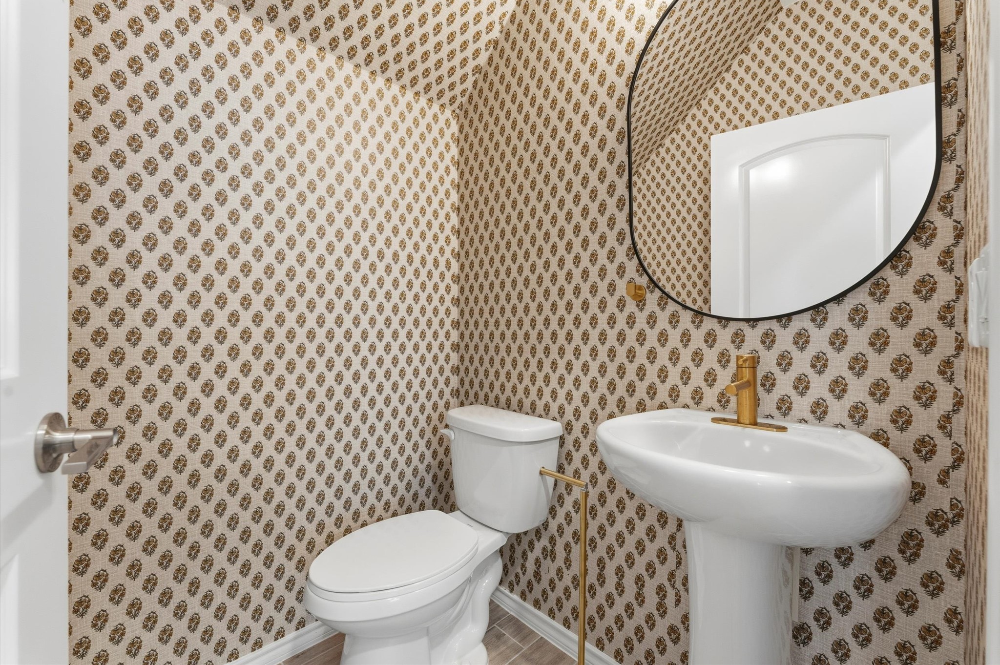 1822 Calabasas Way Houston, TX 77080 - Photo 13 of 32 a bathroom with a sink toilet and a mirror