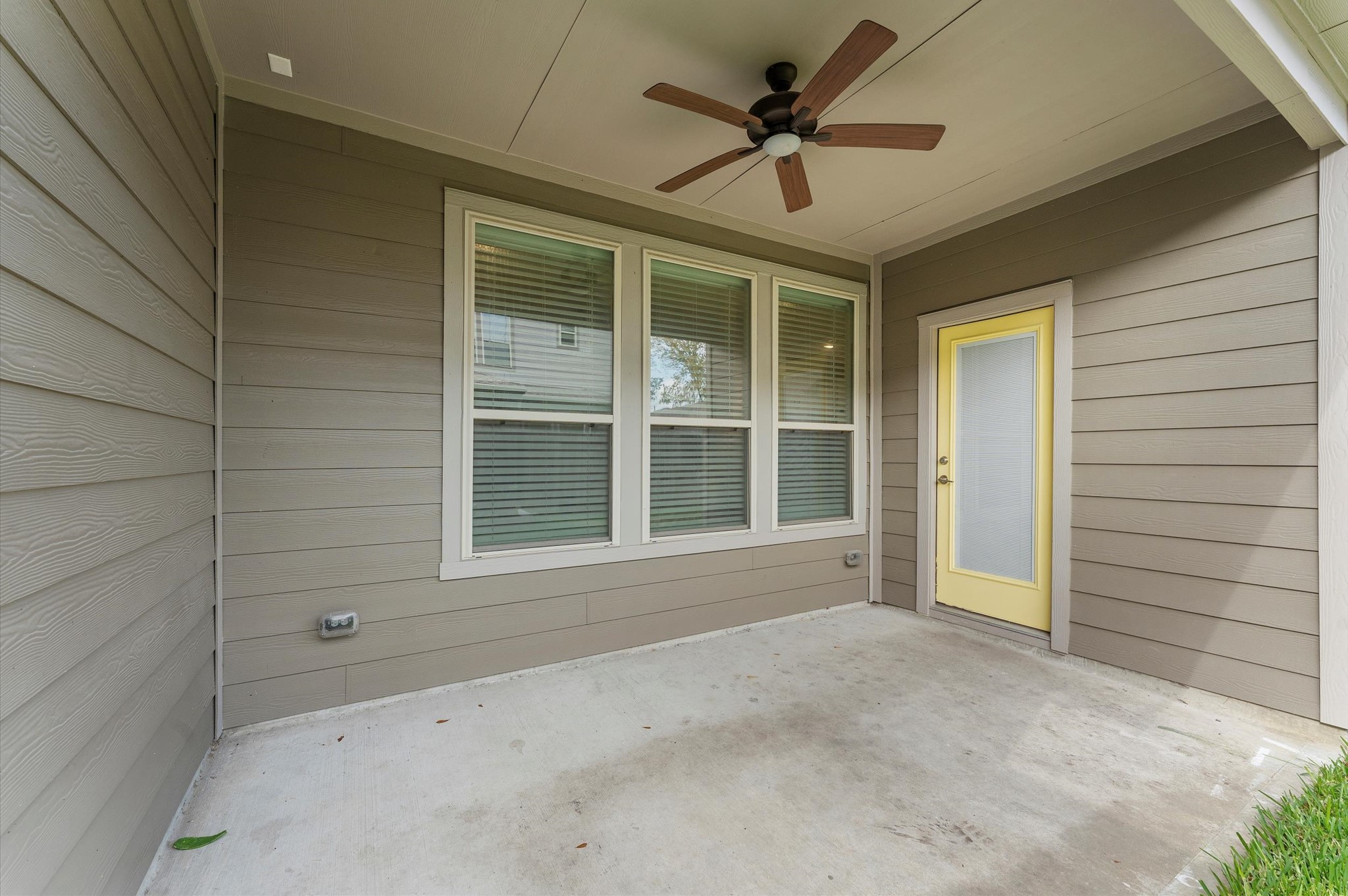 1822 Calabasas Way Houston, TX 77080 - Photo 28 of 32 a view of an empty room with a window