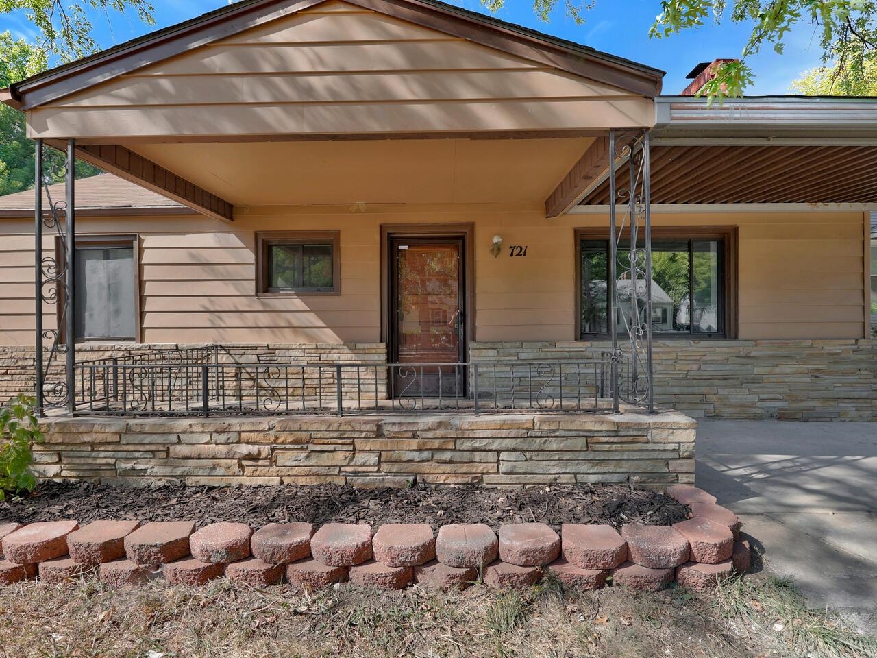 721 South Broadview Street Wichita, KS 67218 - Photo 2 of 36