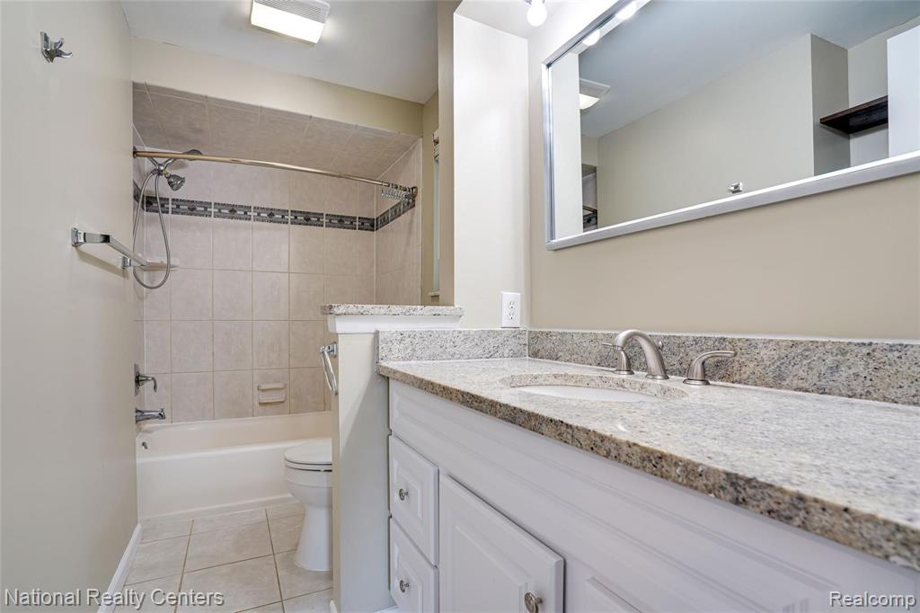2375 Lochaven Road West Bloomfield, MI 48324 - Photo 16 of 24