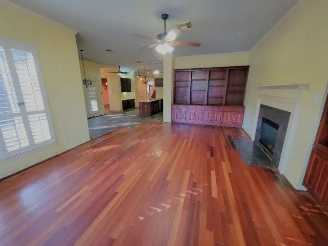 a view of a livingroom with hardwood floor and a ceiling fan