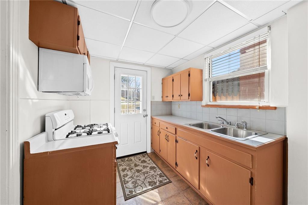 105 Kaplan Avenue Pittsburgh, PA 15227 - Photo 15 of 37 Large dining room off the kitchen.