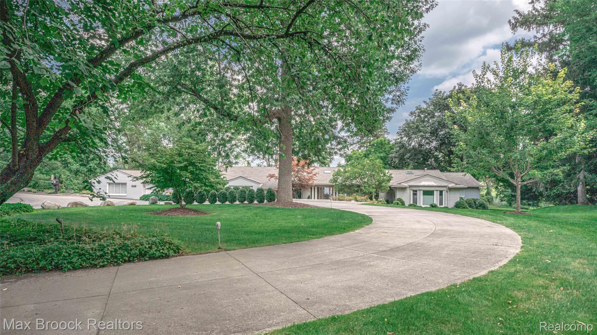 4431 Dow Ridge Road West Bloomfield, MI 48324 - Photo 5 of 52 Park like front yard with sprawling entryway