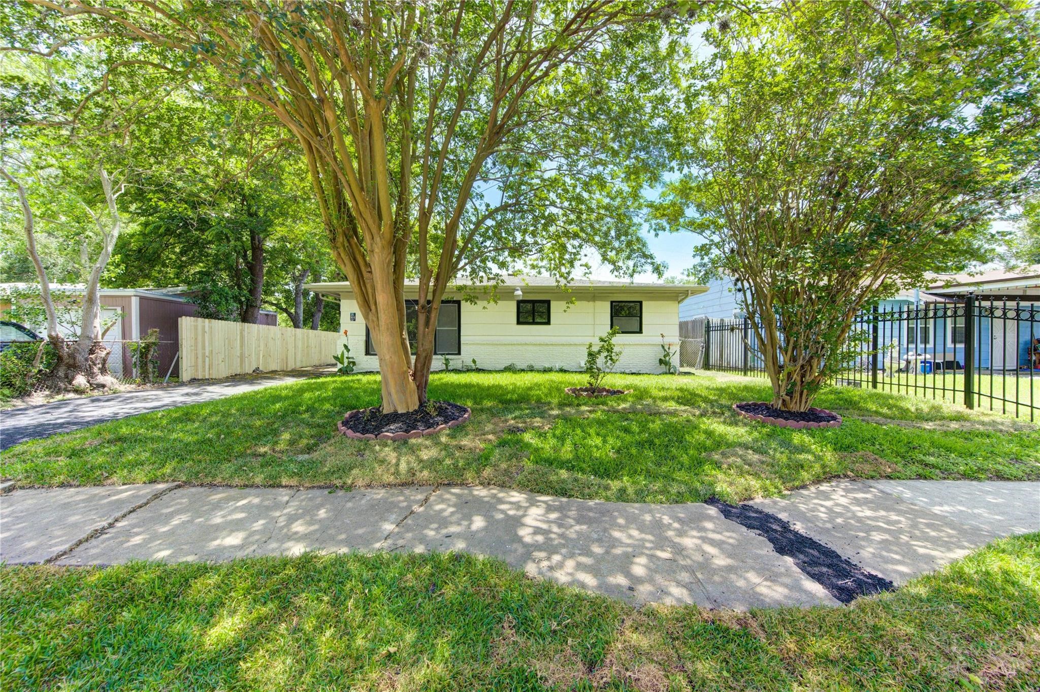 4914 Pershing Street Houston, TX 77033 - Photo 4 of 34