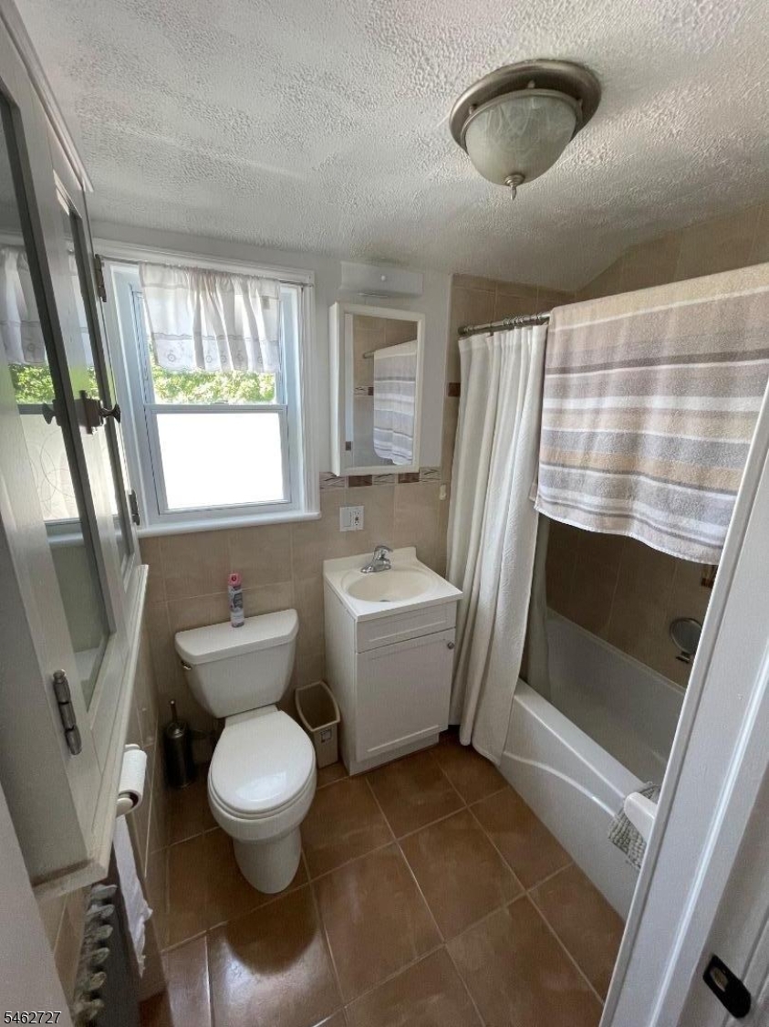 40 Cloverdale Road Clifton, NJ 07013 - Photo 6 of 7 Gallery Image 6